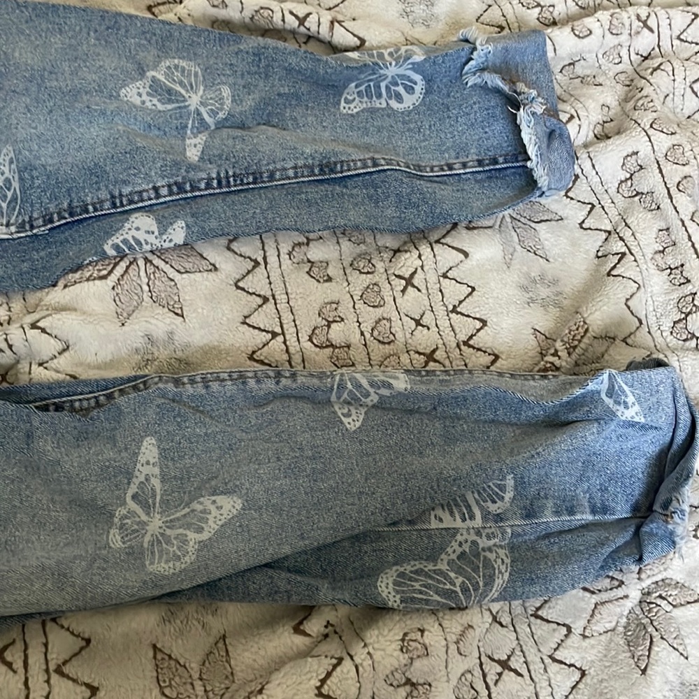 Cute butterfly printed pants that have only been worn a couple times!